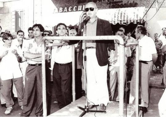 Gino Nunes con Enrico Rossi a sinistra in un comizio negli anni 80 davanti al Bar Mauro (foto dal gruppo Facebook "Pontedera come era..."