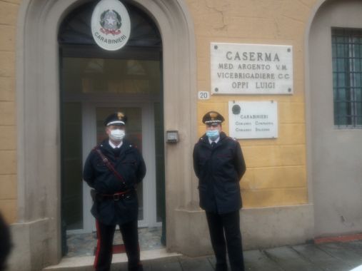 Il Maggiore Gesualdo (a destra) e l'attuale caserma dei Carabinieri in via Lotti