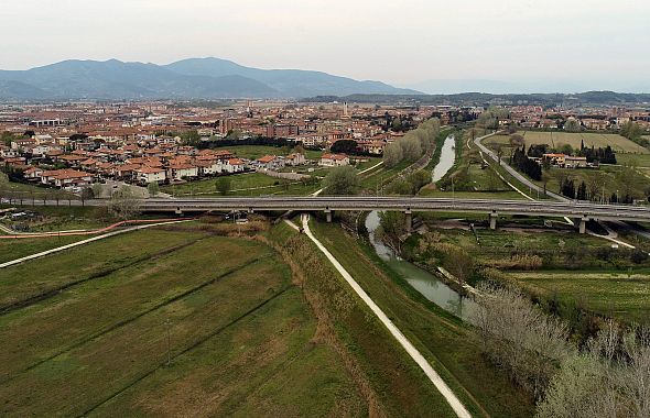 Pontedera e l'argine del fiume visti dal drone 