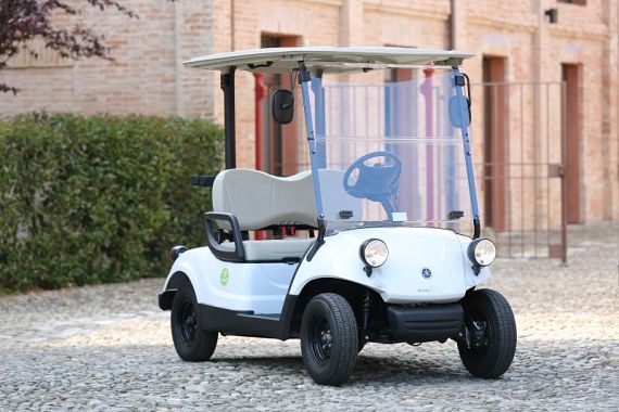 L'auto elettrica biposto per i commercianti del centro storico di Peccioli