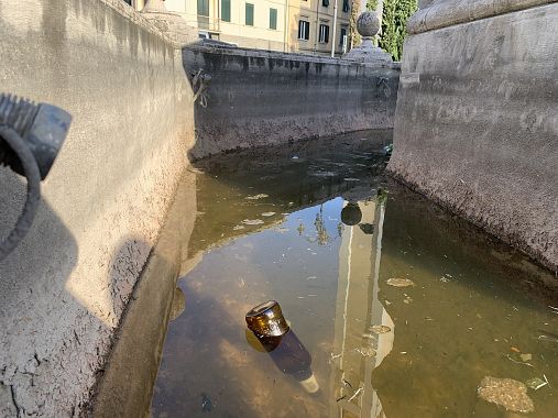 I rifiuti nell'acqua stagnante 2