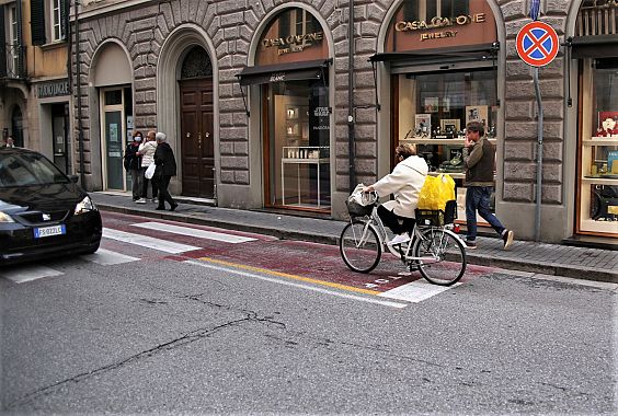 La ciclabile che porta al ponte Napoleonico e che si interrompe sul Piazzone