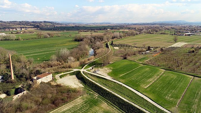 L'argine del fiume visto dal drone