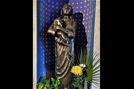 La scultura di Madre Teresa alla fonte battesimale a Perignano fatta da Learco Neri