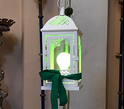 Le lanterne verdi nel presepe 2021, simbolo di accoglienza