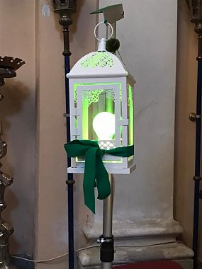 Le lanterne verdi delle famiglie polacche che vogliono indicare una casa accogliente a chi è riuscito a superare il filo spinato