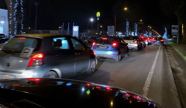 Le auto che arrivano da Pontedera