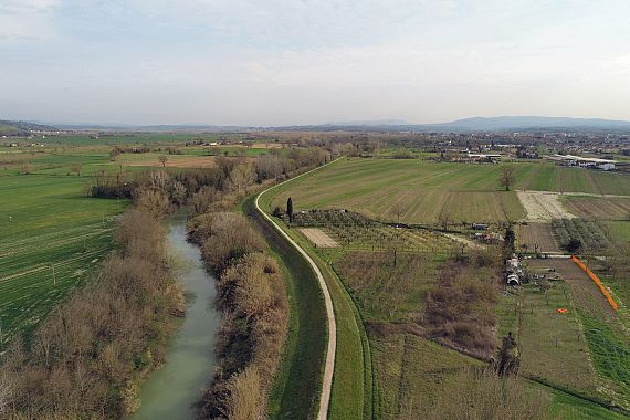 L'argine del fiume visto dal drone 