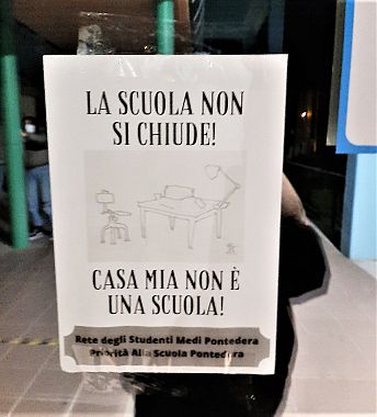 I volantini di protesta appesi in varie parti di Pontedera 1