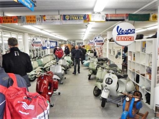 Lo spazio espositivo di Fumagalli a Seregno (foto da Fb Vespa club Ticino) 3