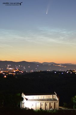 La pieve e la cometa Neowise (foto di Filippo Valacchi)