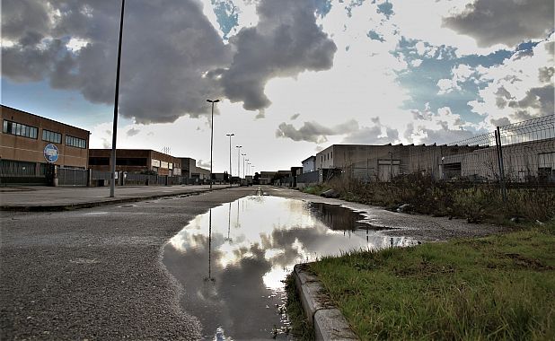 Una pozza d'acqua nella zona industriale di Gello