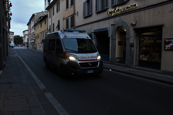 Un'ambulanza in via della Misericordia