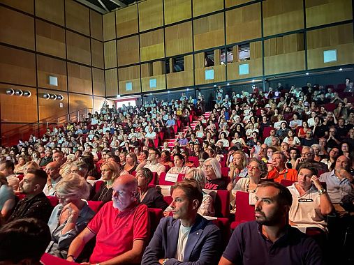 Il Teatro Era gremito per la lectio magistralis di Roberto Saviano