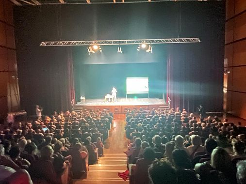 Il Teatro Era gremito per la lectio magistralis di Roberto Saviano