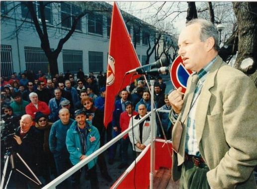 Fausto Bertinotti in un comizio negli anni 90 davanti al Bar Mauro (foto dal gruppo Facebook "Pontedera come era..."