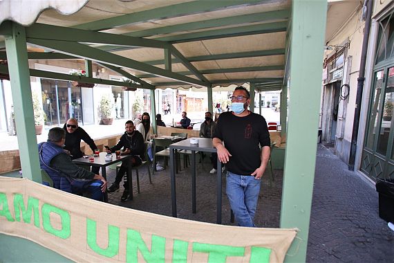 Persone al bar