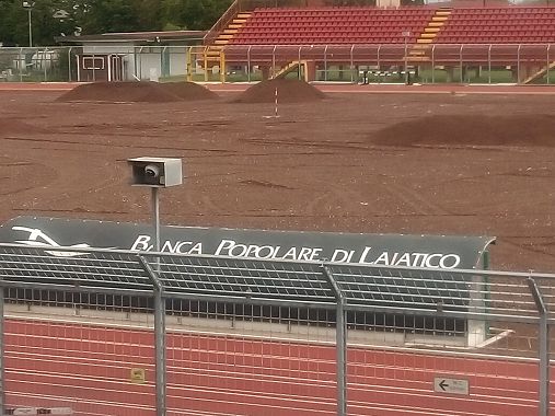 I lavori al terreno di gioco dello stadio Mannucci