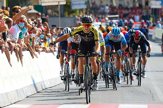 Dion Smith taglia il traguardo (Bettini Photo)