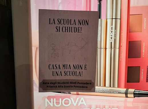 I volantini di protesta appesi in varie parti di Pontedera 2