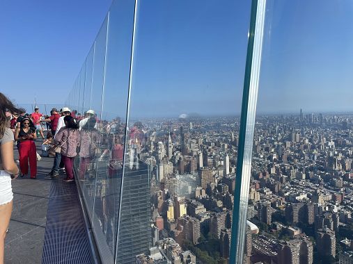 La terrazza panoramica in vetro di The Edge - foto Blue Lama