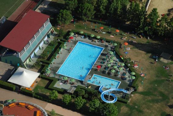 La piscina di Peccioli vista dall'alto (foto di Piero Frassi)