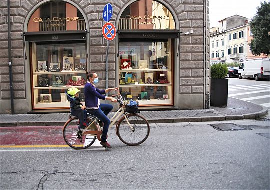 La ciclabile che porta al ponte Napoleonico e che si interrompe sul Piazzone