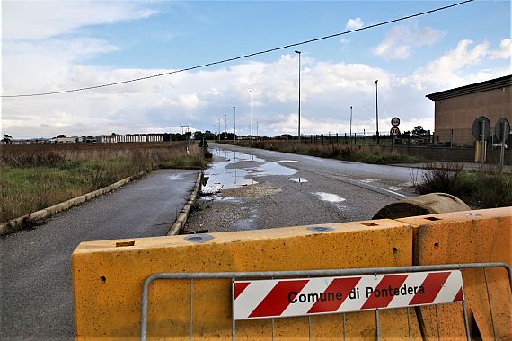 Un tratto chiuso perché ammalorato nella zona industriale di Gello