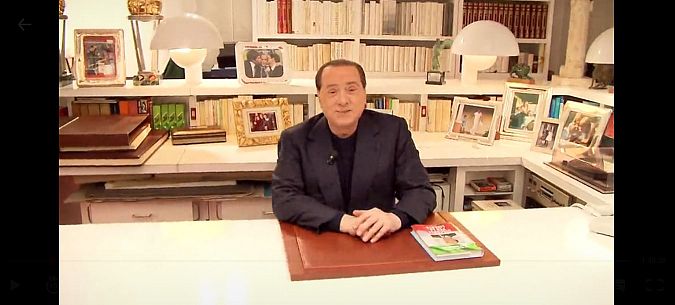 Berlusconi alla sua scrivania ad Arcore